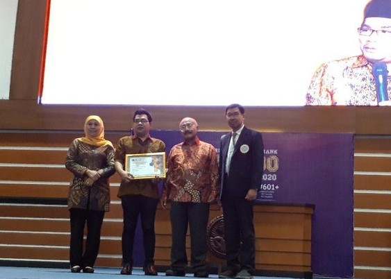 Direktur IJIR IAIN Tulungagung Dianugerahi Sutandyo Award FISIP Unair Surabaya