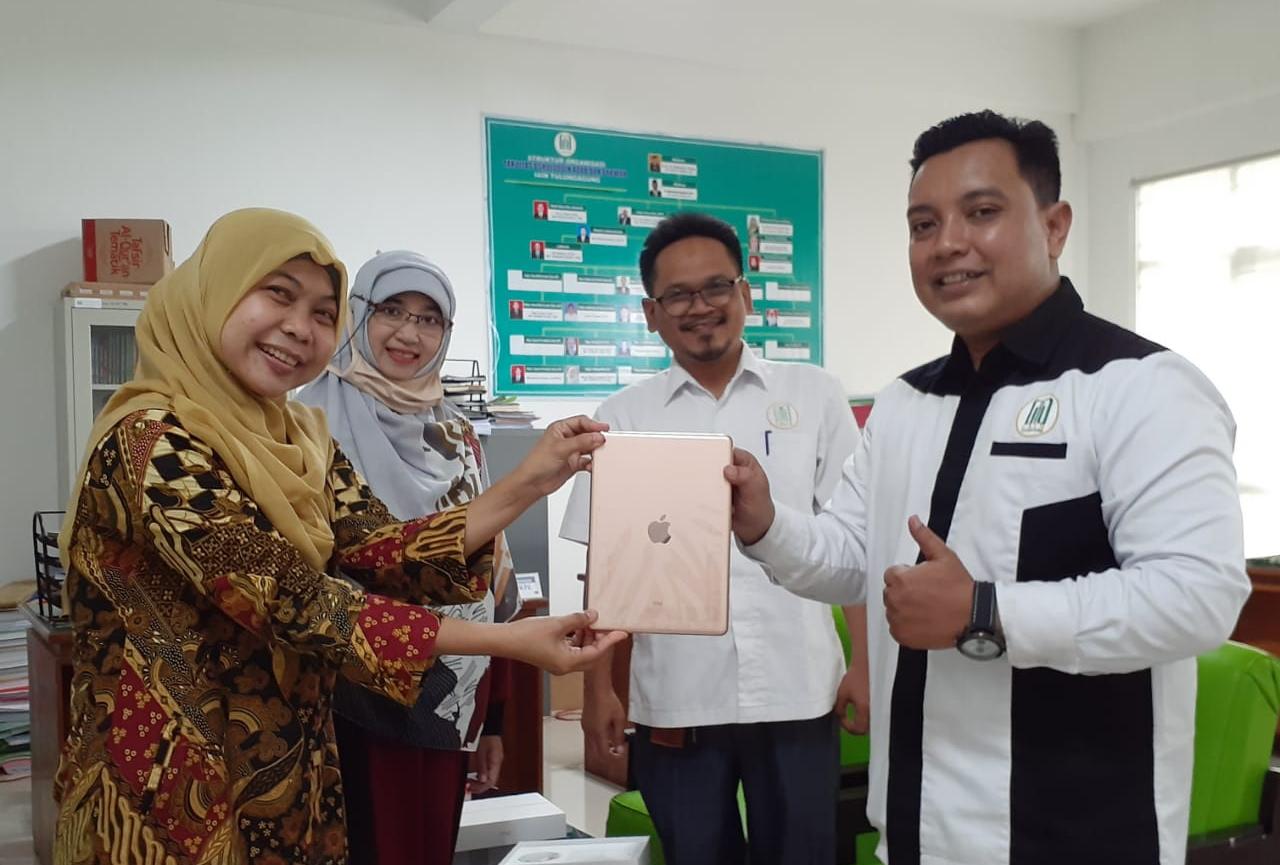 Direktur KSKK Madrasah Beri Hadiah iPad untuk Kajur Manajemen Dakwah