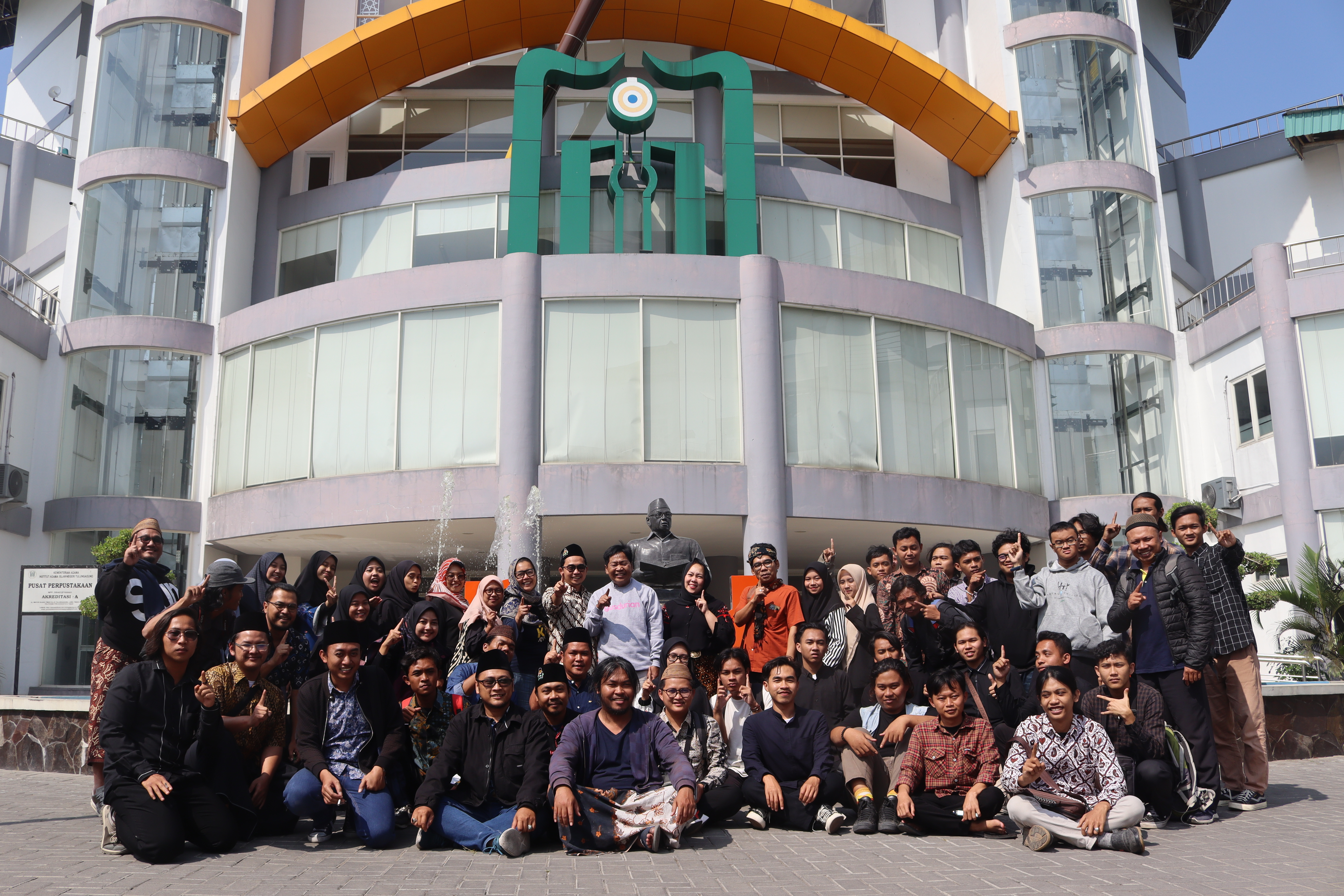 Resmikan Patung Gus Dur di UIN SATU, Inayah Wahid Serukan Kedepankan Sense of Community