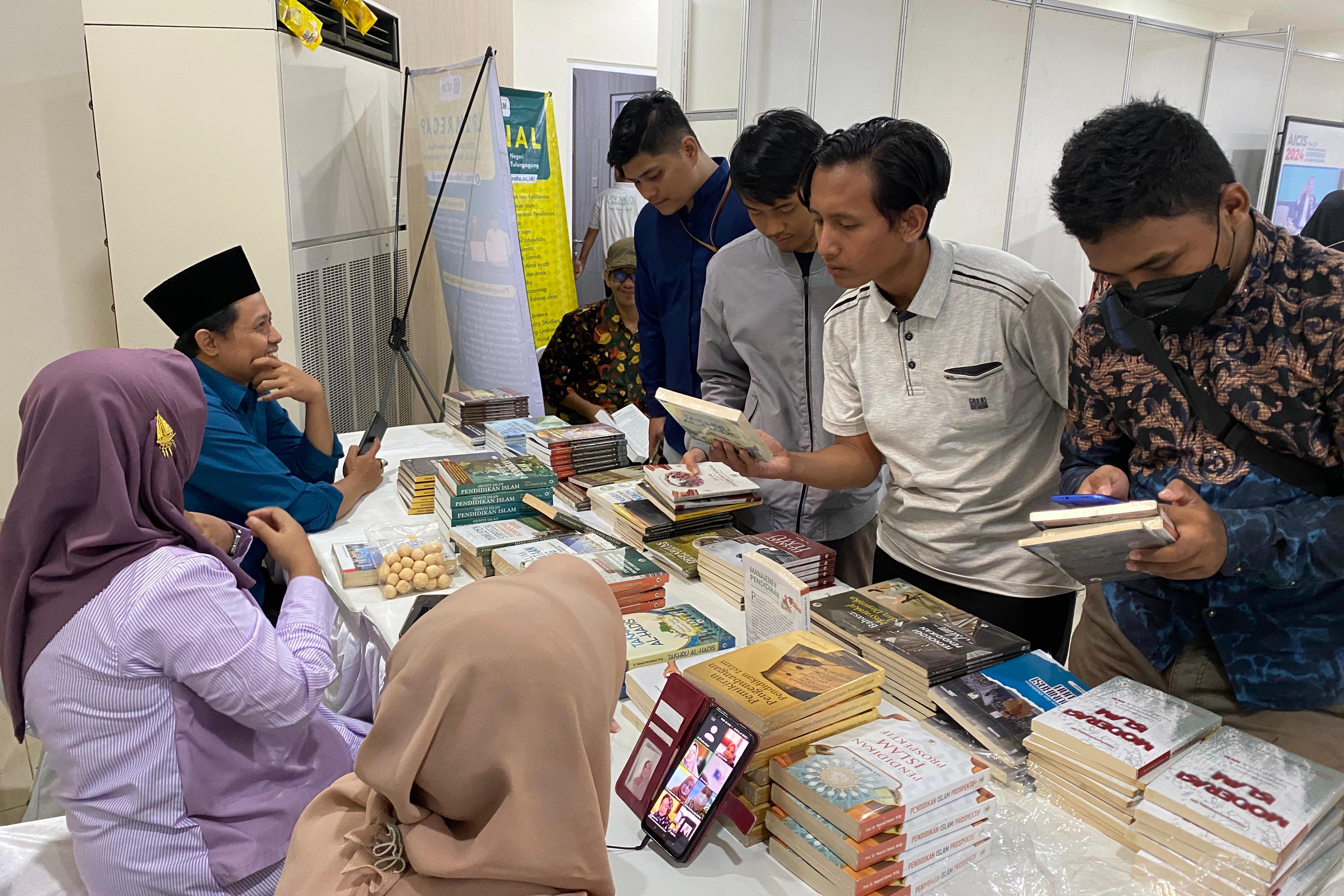 Stand Expo UIN SATU di AICIS ke-23 Pamerkan Ratusan Buku Karya Dosen dan Mahasiswa