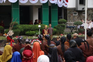 Upacara HUT RI ke-79, Rektor Ajak Civitas Akademika Bantu Mahasiswa Lewat Program BOTA 5 upacara hut ri 79 2024 05 1