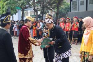 Upacara HUT RI ke-79, Rektor Ajak Civitas Akademika Bantu Mahasiswa Lewat Program BOTA 8 upacara hut ri 79 2024 09