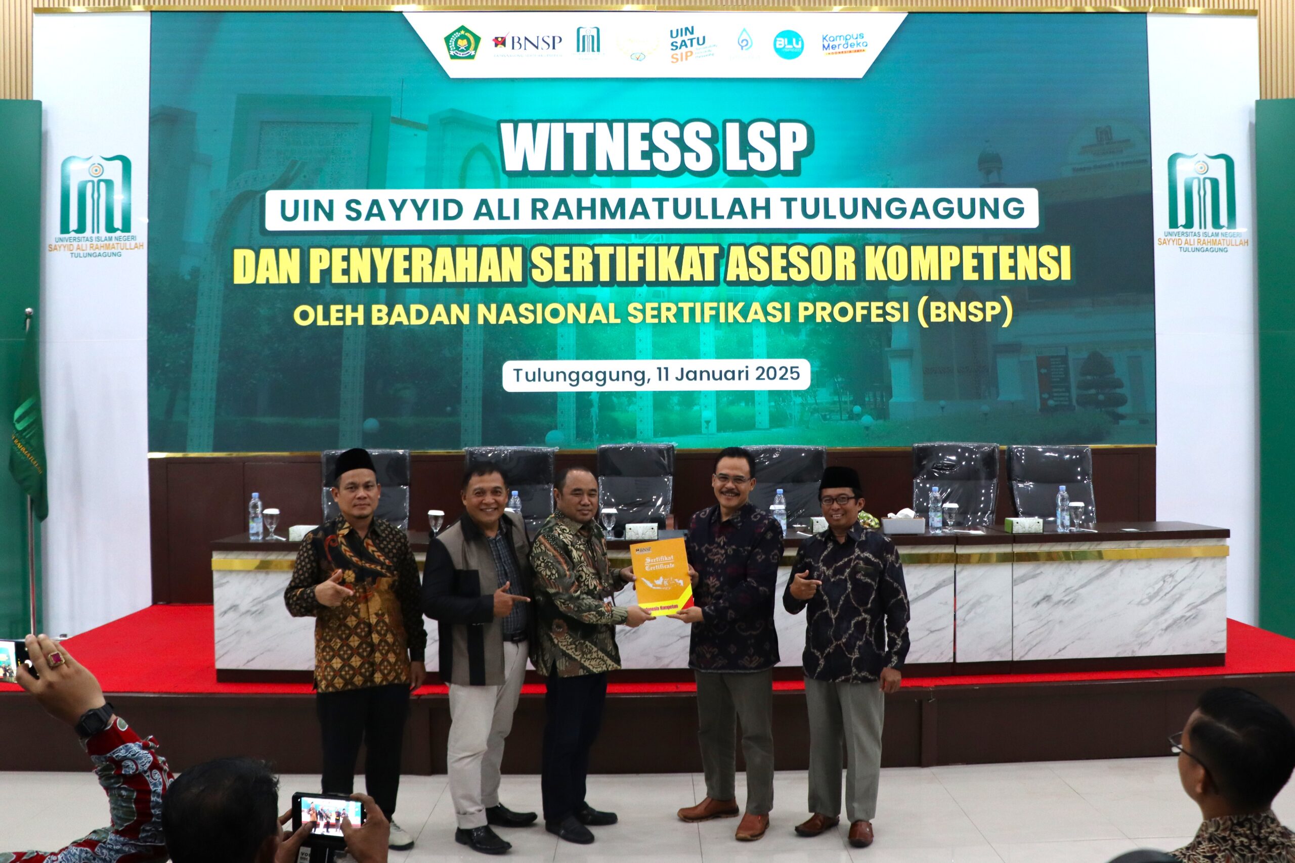 BNSP Serahkan SK Lisensi dan Serfitikat 24 Asesor Kompetensi LSP UIN SATU