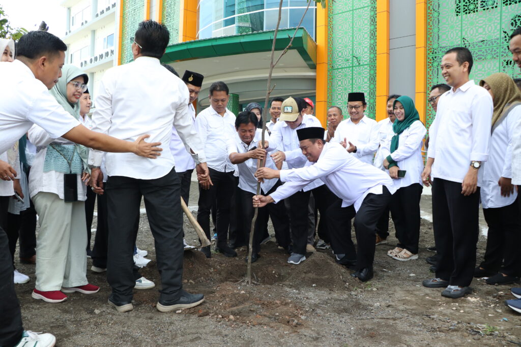 UIN SATU Tulungagung Tanam Pohon Matoa dalam Gerakan 1 Juta Pohon Kemenag RI 6 IMG 3433