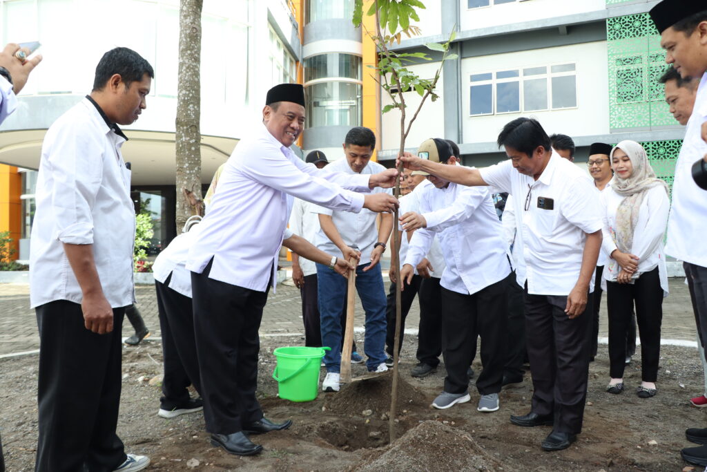 UIN SATU Tulungagung Tanam Pohon Matoa dalam Gerakan 1 Juta Pohon Kemenag RI 8 IMG 3478
