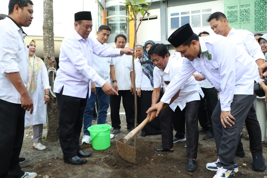 UIN SATU Tulungagung Tanam Pohon Matoa dalam Gerakan 1 Juta Pohon Kemenag RI 9 IMG 3502