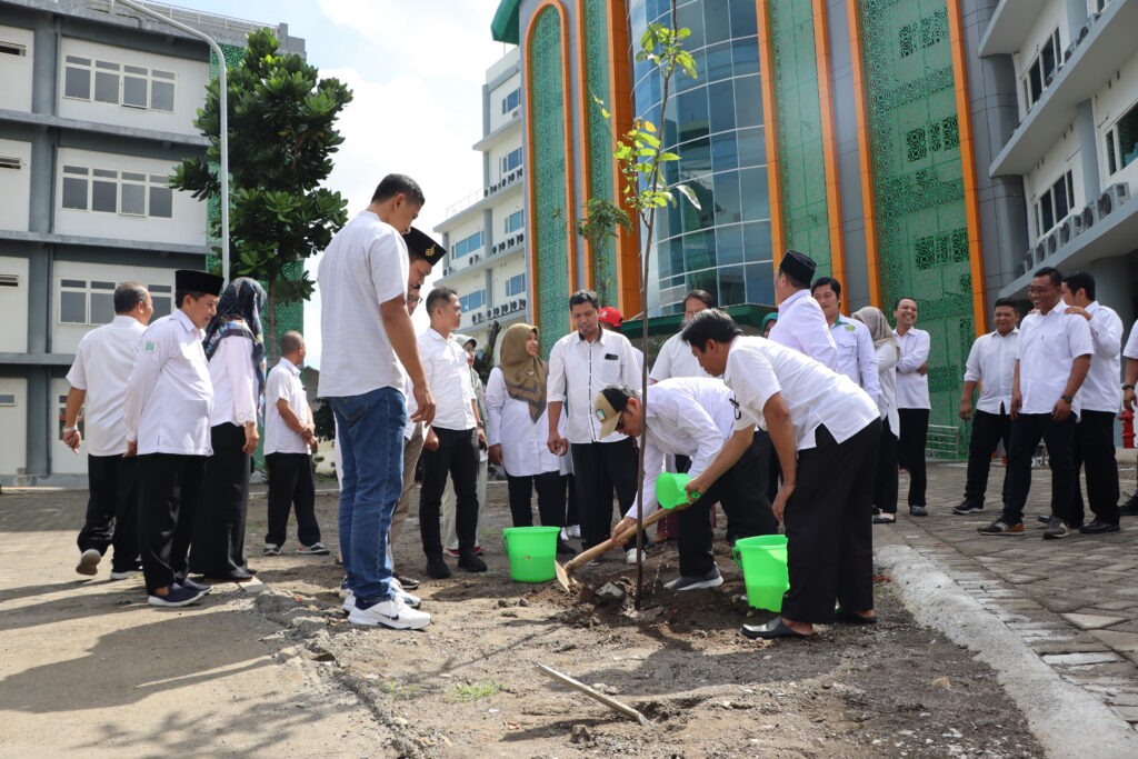 UIN SATU Tulungagung Tanam Pohon Matoa dalam Gerakan 1 Juta Pohon Kemenag RI 10 IMG 3553