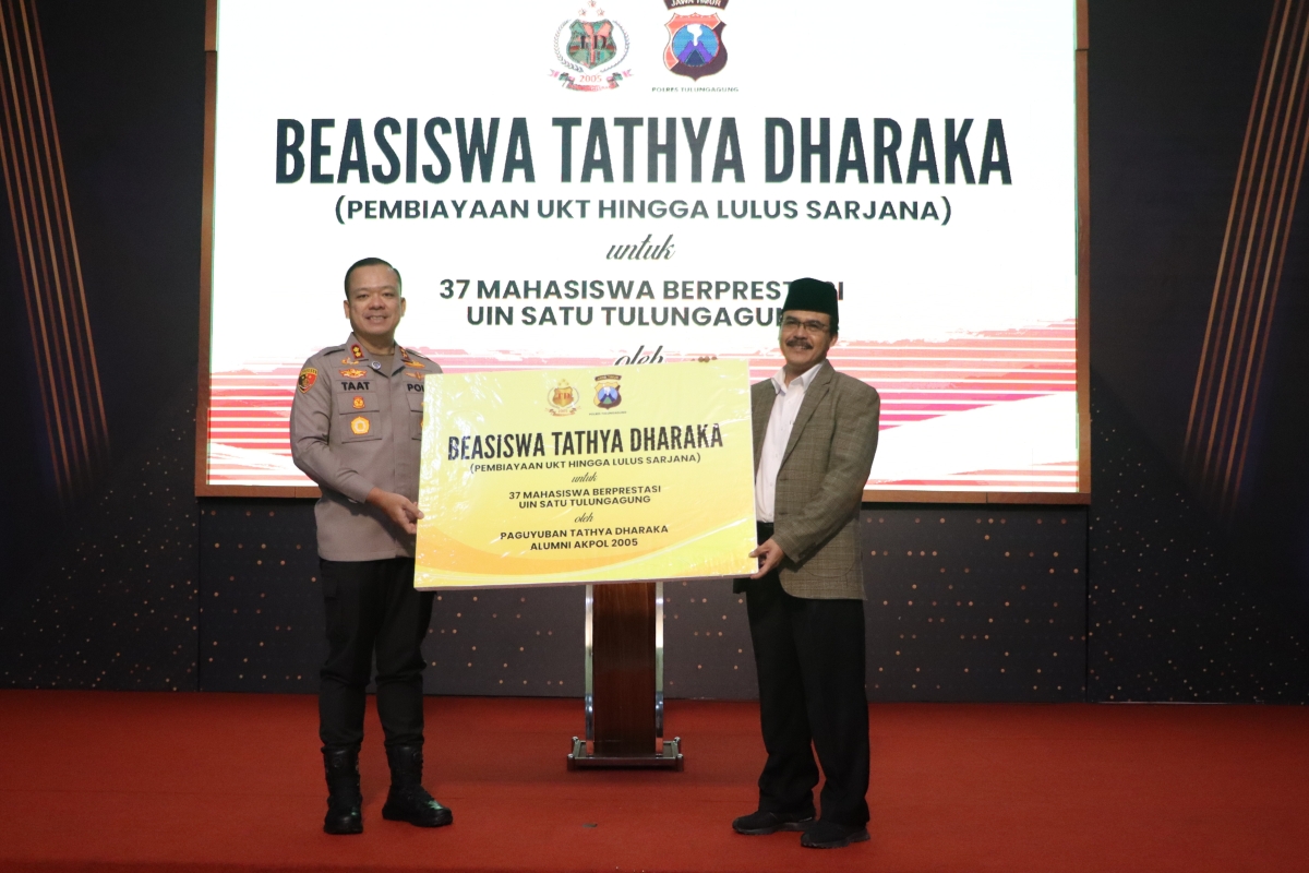 Kapolres Tulungagung Serahkan Beasiswa Tathya Dharaka kepada Rektor UIN SATU untuk 37 Mahasiswa Berprestasi