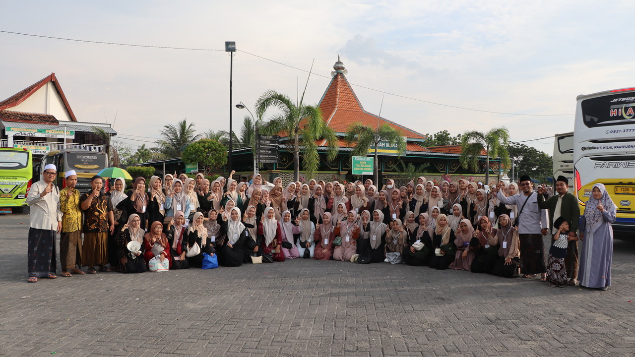 Ikhtiar Tingkatkan Spiritualitas Mahasantri, Ma'had UIN SATU Ziarah ke Makam 8 Aulia 2 Ikhtiar Tingkatkan Spiritualitas Mahasantri Mahad UIN SATU Ziarah ke Makam 8 Aulia 01