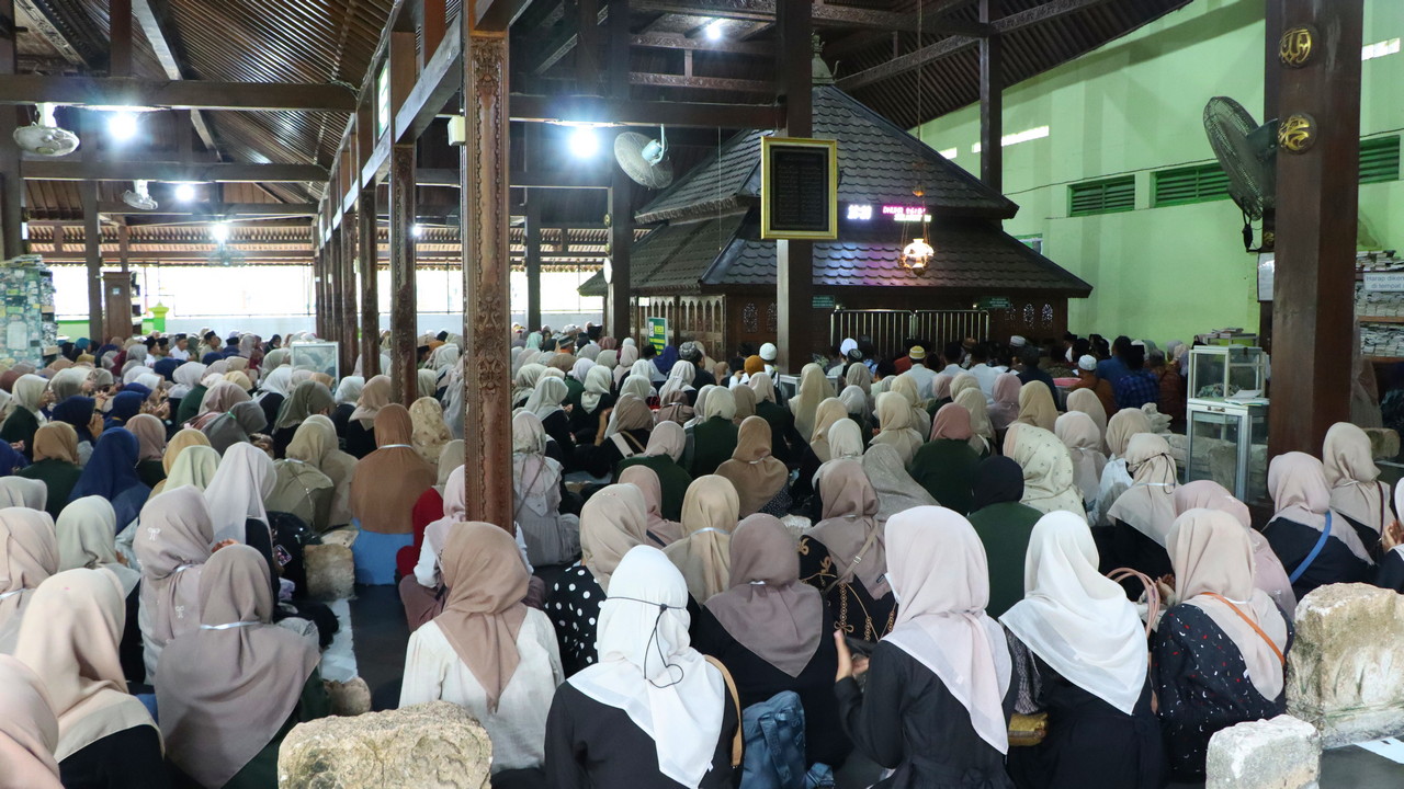 Ikhtiar Tingkatkan Spiritualitas Mahasantri, Ma'had UIN SATU Ziarah ke Makam 8 Aulia 3 Ikhtiar Tingkatkan Spiritualitas Mahasantri Mahad UIN SATU Ziarah ke Makam 8 Aulia 04