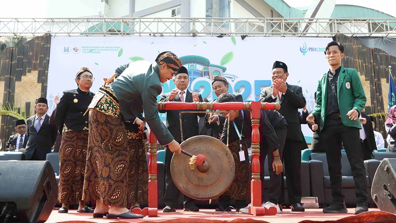 PBAK 2025 UIN SATU Tulungagung Rektor Ajak Mahasiswa Baru Bersholawat Bersama01 edit