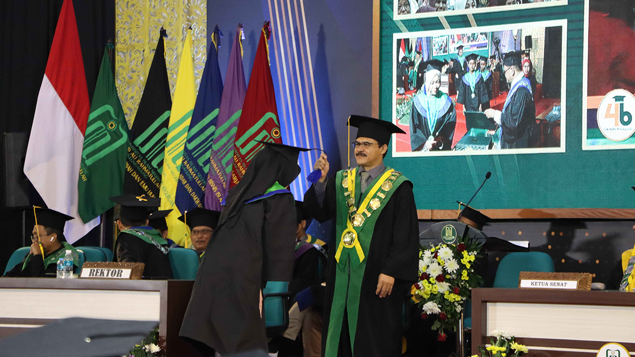 20250924 Wisuda ke 46 Rektor Sampaikan Beasiswa Tahfizh di Tiga Prodi Pascasarjana 4