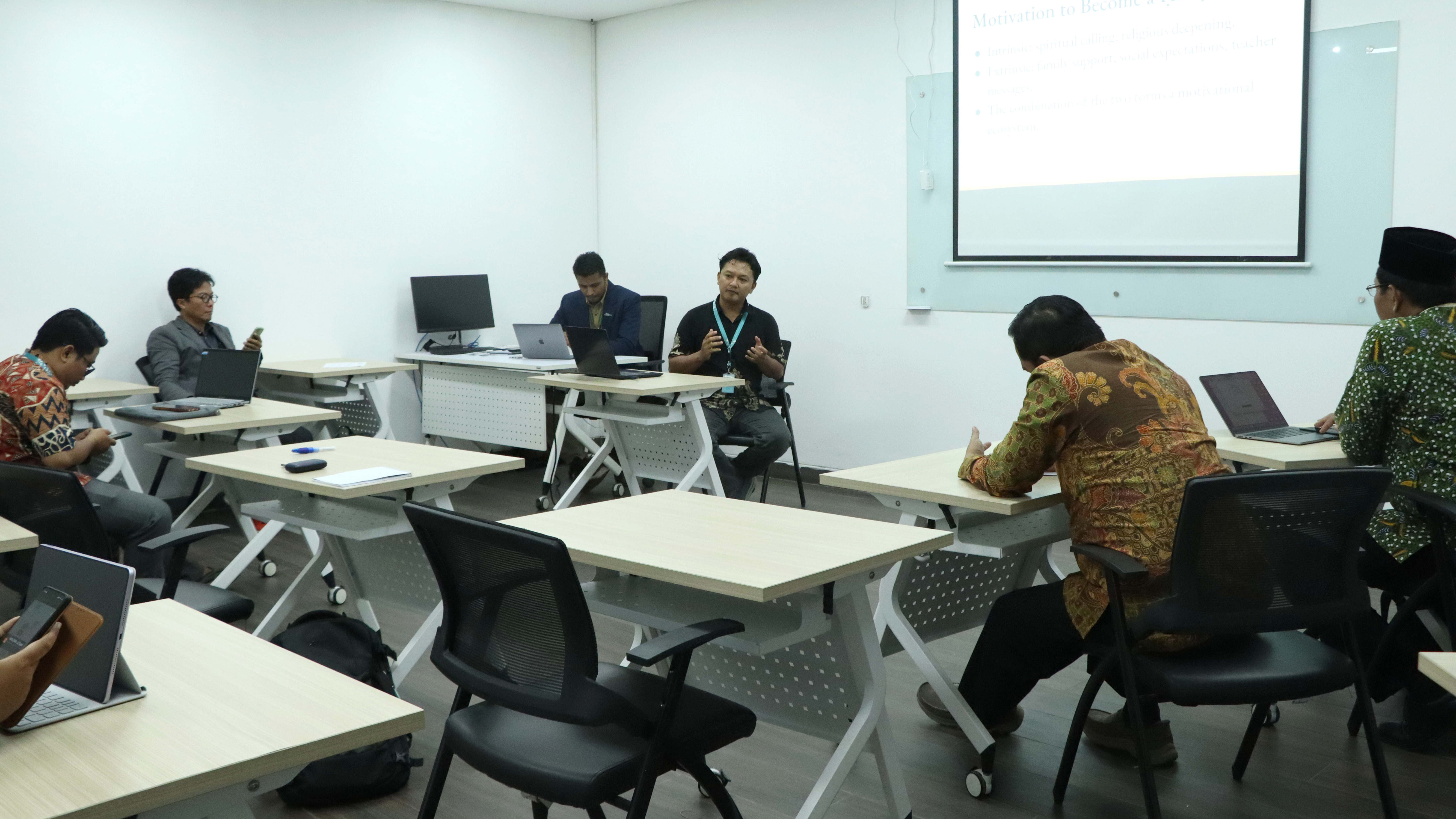 Peneliti UIN SATU Ungkap Kesenjangan Mencolok Antara Hufazh di Tulungagung dan Inggris pada AICIS+ 2025 1 20251031 Peneliti UIN SATU Ungkap Kesenjangan Mencolok Antara Hufazh di Tulungagung dan Inggris dalam AICIS Plus 2025 edit