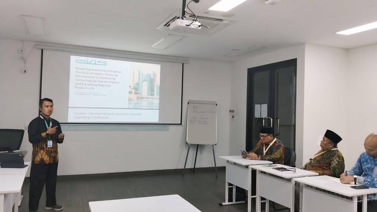 AICIS+ 2025: Peneliti UIN SATU Ungkap Peran Keuangan Syariah dalam Dorong Transformasi Teknologi dan Pemerataan Industri 1 WhatsApp Image 2025 10 31 at 07.56.03