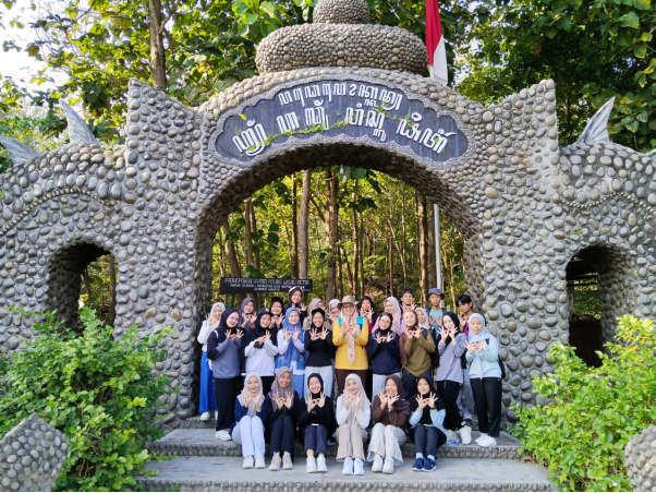Tadabbur Alam Mahasiswa Tadris Biologi 2A UIN SATU Tulungagung: Belajar Morfologi Tumbuhan Langsung di Alam