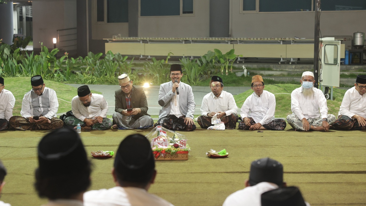 Gelar Malam Tirakatan Peringati HUT ke-81 RI, Rektor UIN SATU Ajak Sivitas Akademika Jadi Penerus Perjuangan Pahlawan 2 Gelar Malam Tirakatan Peringati HUT ke-81 RI, Rektor UIN SATU Ajak Sivitas Akademika Jadi Penerus Perjuangan Pahlawan