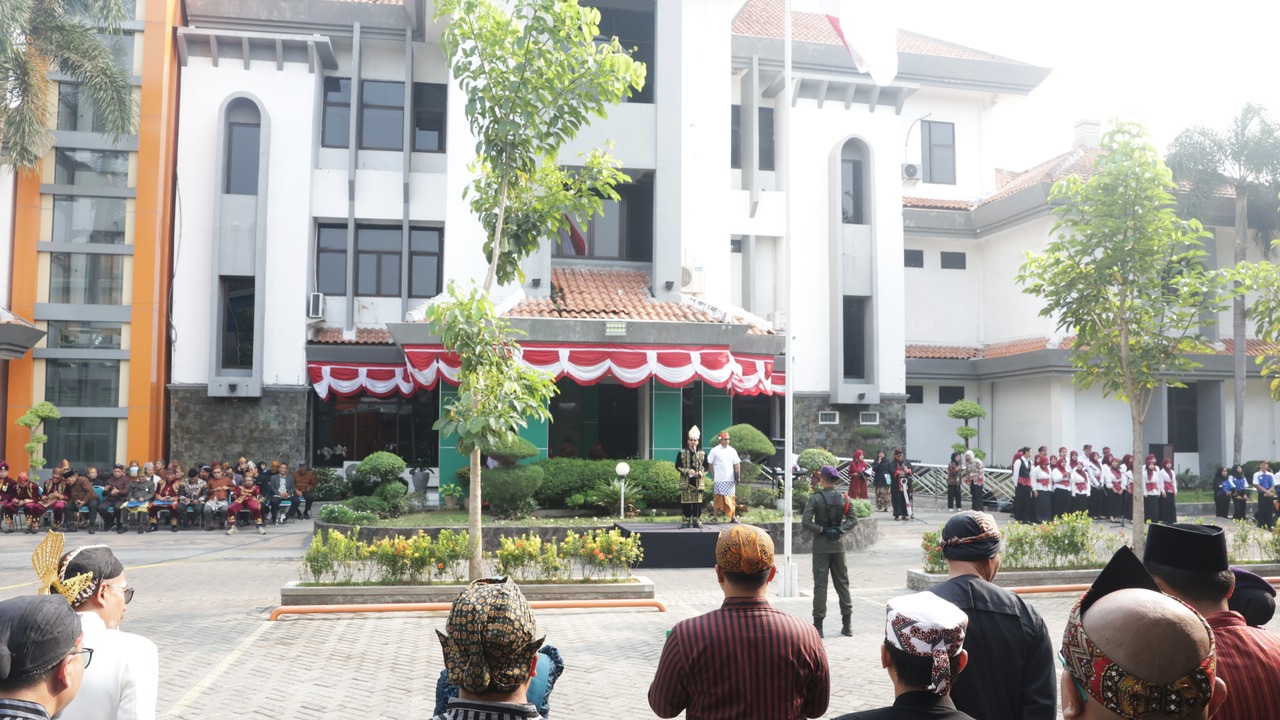 Peringati HUT ke-81 RI, UIN SATU Libatkan Seluruh Civitas Akademika hingga Cleaning Service dan Satpam 1 Peringati HUT ke-81 RI, UIN SATU Libatkan Seluruh Civitas Akademika hingga Cleaning Service dan Satpam