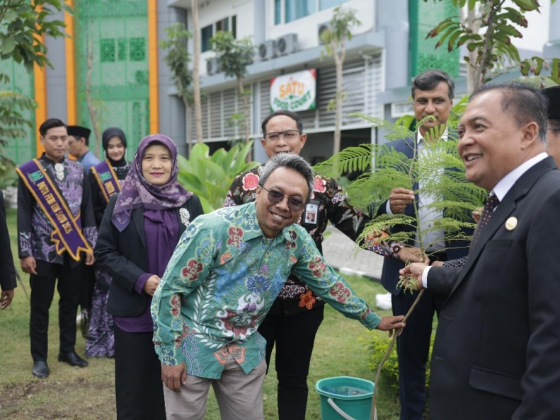 SATU ICON FEBI UIN SATU Perkuat Semangat Ekoteologi melalui Penanaman Pohon Jacaranda