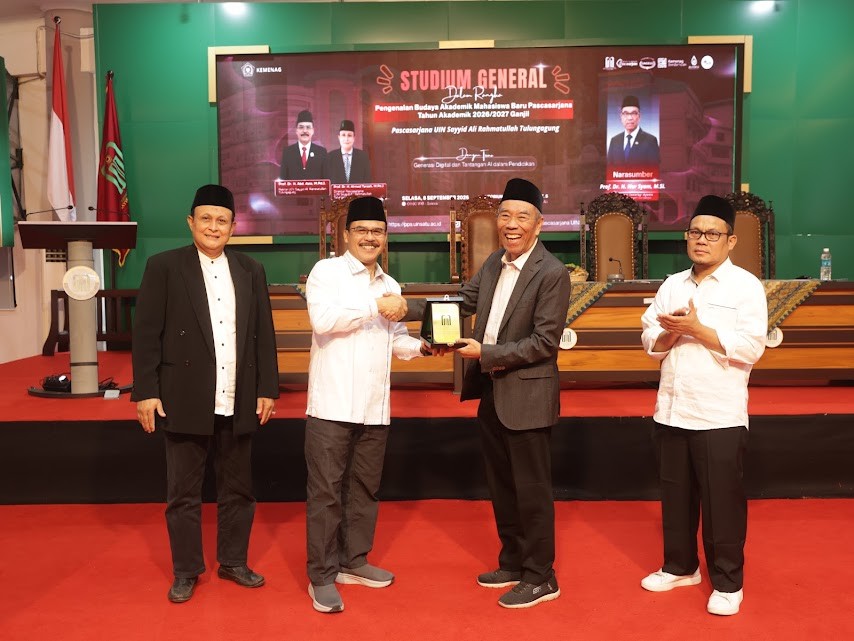 REKTOR UIN SATU SAMBUT 406 MAHASISWA BARU PASCASARJANA DI STADIUM GENERAL BERTEMA GENERASI DIGITAL DAN AI